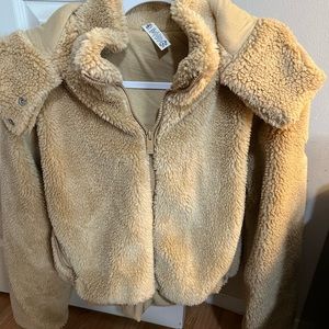 Alo yoga jacket in camel color